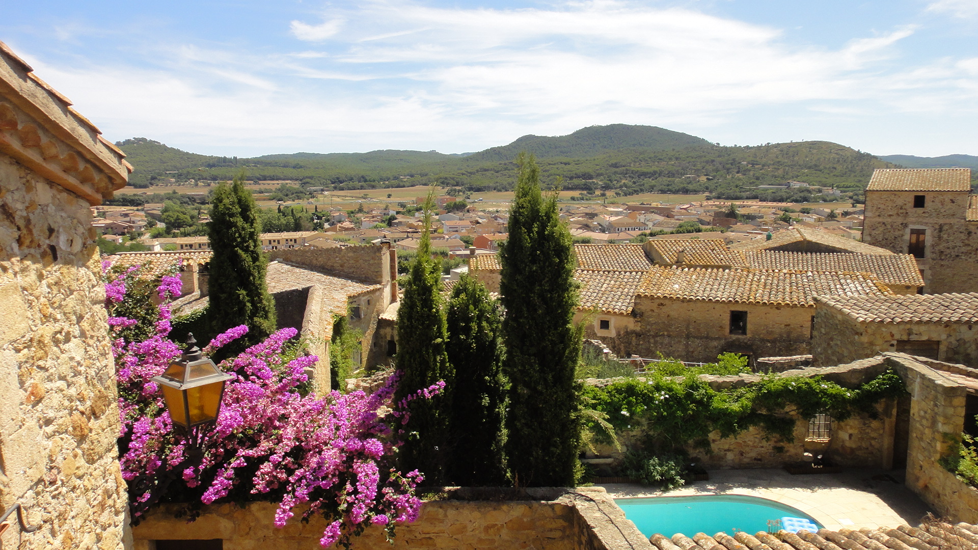 Vistas del pueblo de Pals (Baix Empordà, Girona), Cases Singulars